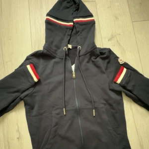 Moncler - .