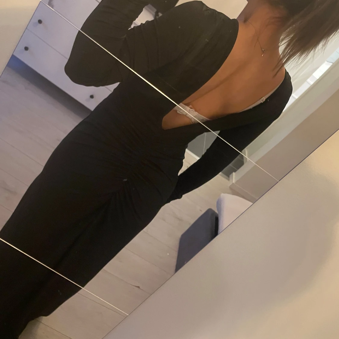 Svart långklänning med öppen rygg - 2