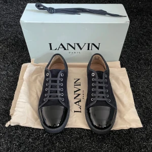 Lanvin Skor - Säljer nu ett par sjuka snygga Lanvin! Skicket är extremt fint. Priset är inte hugget i sten vid snabb affär☺️ Box, dustbags och extra snören medföljer. Hör gärna av er om ni har fler frågor!