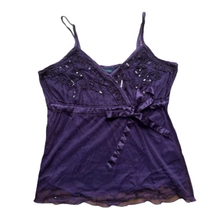 Vintage Lila linne med pärlor  - Lila linne med pärlor och detaljer. Ingen storlek men skulle säga är en S-M. 