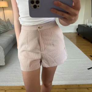 Shorts - Fina shorts, tunt material. Aldrig använda med lappar kvar