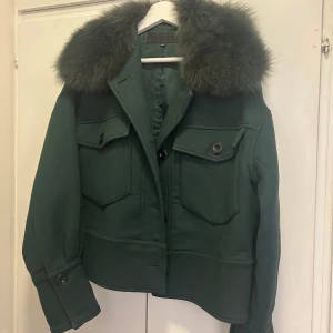 Meotine jacka  - Säljer min använda meotine jacka i fint skick. Det ända som tyder på användning är lite noppror som går att få bort med noppermaskin. Otroligt fin mörk grön färg. Storlek XS/S. Nypris runt 3000kr.