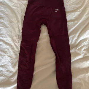 Vinröda tights från Gymshark - Säljer ett par vinröda tights från Gymshark med hög midja och Seamless modell. 