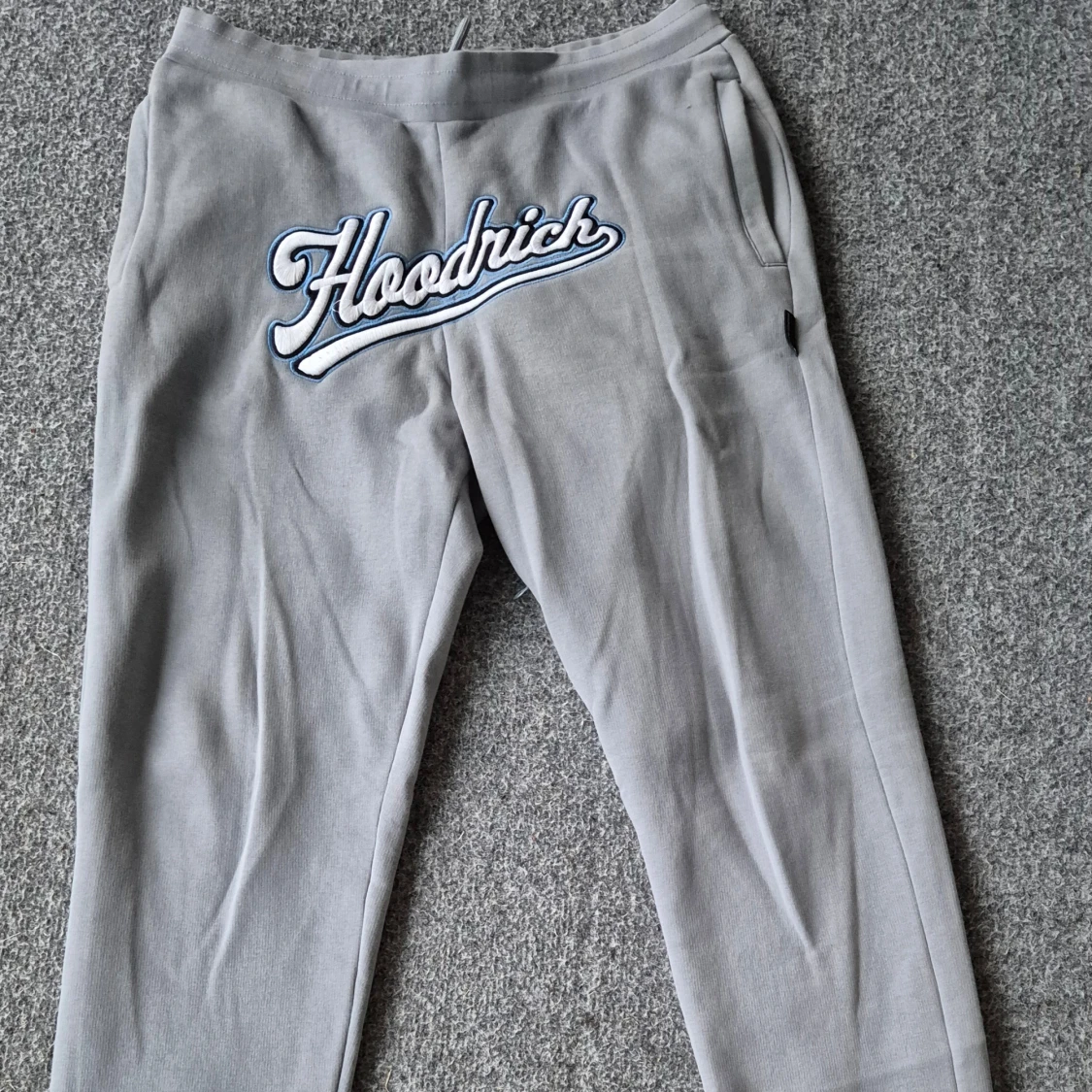 Grå mjukisbyxor och hoodie från Hoodrich - 1