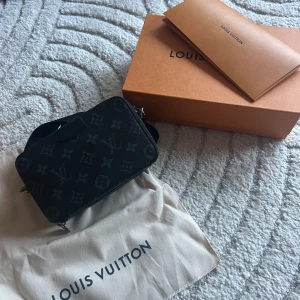 Louis Vuitton - Alpha wearable wallet, inköpt på Louis vuittons hemsida. Nyskick!
