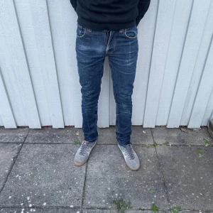 Nudie jeans  - Nudie jeans - Modell: Grim Tim - Storlek: W28/L32(sitter något mindre) - skick: 8,5/10 - Nypris runt 2000kr
