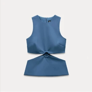 Blå ärmlös topp med ringdetalj - Aldrig använd då den tyvärr inte passa 