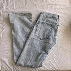 Bootcut jeans🩵 - Ljusblåa, lowwaist bootcut jeans. Väl använda men i bra skick! Är dock lite slitna längst ner på ena byxbenet, se sista bilden. Säljes då dom tyvärr inte kommer till användning längre💗