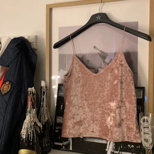 Rosa sammetstopp med smala axelband - Säljer en mjuk och glansig rosa topp i sammet med smala axelband och v-ringning. Så himla gullig och fin!!!❤️❤️