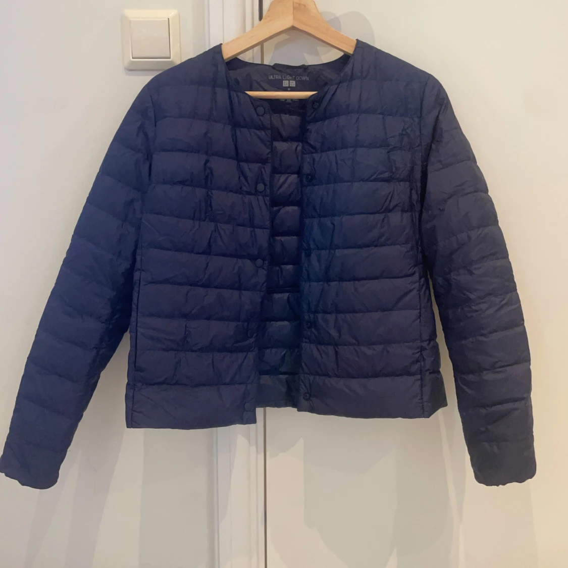 Mörkblå tunn pufferjacka från Uniqlo - 1