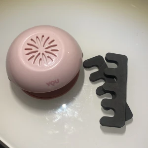 Nagellacks fläck och pedikyr tillbehör - Söt rund nagellacks fläck i ljusrosa plast med dekorativt mönster på ovansidan. Kompakt och smidig att använda. Medföljer svart tåseparaator. Helt nya 👌