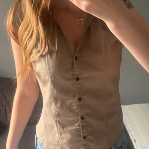 Söt top -  Söt topp superfin passar bra. jag skickar paketet inom 1 dag💗