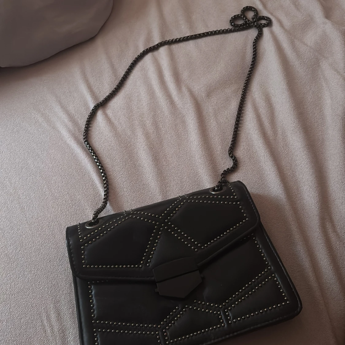 Svart axelväska med nitar - 1