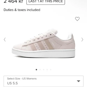 campus  - Säljer ett par stilrena ljus rosa sneakers från Adidas med klassiska tre ränder på sidan. Skorna har snörning och vit platt sula, perfekta för en clean vardagslook. de är använda 2 gånger