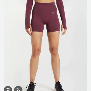 Vinröda seamless träningstights shorts från Gymshark - Snygga vinröda seamless shorts från Gymshark med hög midja och tight passform. Perfekta för träning. Knappt använda i storlek xs helt slutsålda 