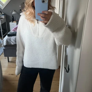 Vit ribbad stickad tröja med dragkedja från Bik Bok - Säljer en vit stickad tröja från Bik Bok i storlek M. Tröjan har ribbad struktur, halv dragkedja framtill och hög krage. Perfekt för en mysig höstdag🩷🩷