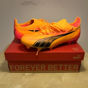 Puma Ultra Ultimate FG/AG - Säljer ett par Puma Ultra Ultimate FG/AG fotbollsskor. Skorna är designade för både konstgräs och naturgräs. Säljer för 1449kr. Pris går att diskuteras!!