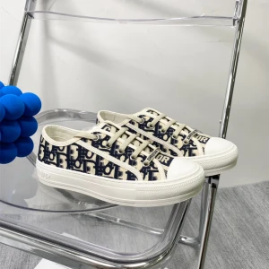 Vita sneakers med blå Dior-mönster💖 - Jättefina Dior skor, begagnade som nya.Hör av dig om du är intresserad så kan vi diskutera priset💖