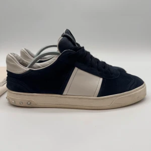 VALENTINO FLYCREW SNEAKERS - Valentino flycrews - Skick: 9/10, alla nitar är kvar - Tillbehör: Dustbag - Storlek 41,5 sitter som 42,5  - Nypris ca 8000 - Går ej att få tag på nya - deluxecloset