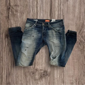 Jack and Jones jeans - Säljer dessa riktigt goa jeansen som är perfekt till sommaren. W32 L 34// skriv vid funderingar