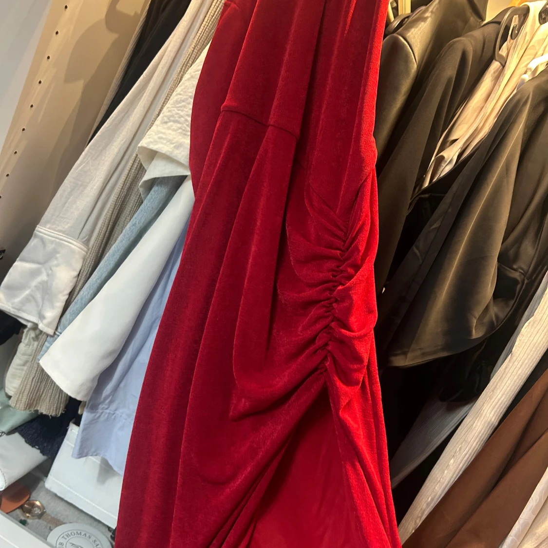 Röd långklänning med rosdetaljer - 2