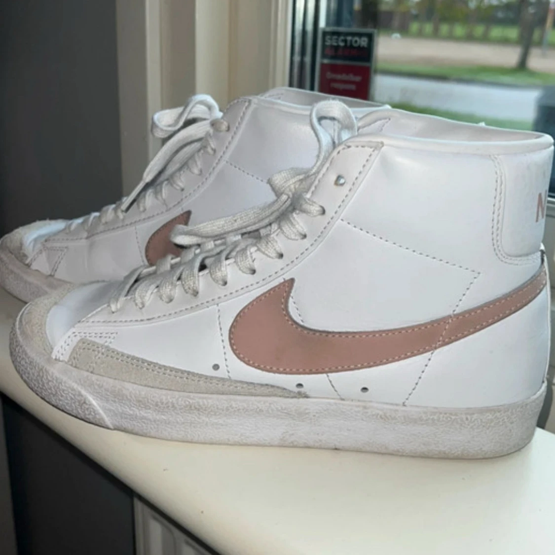 Nike Blazer Mid '77 i vitt och beige - 3