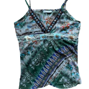 Vintage y2k Mönstrad linne  - Cool unik topp med detaljer. Strl M men mer en XS-S i size. Kanske några lösa trådar eller liknande kan finnas. 