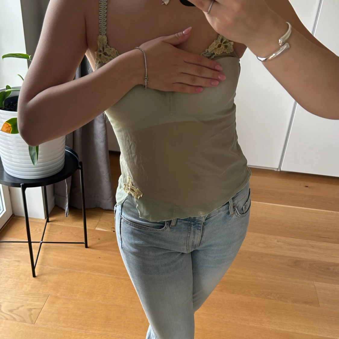 Ljusgrön linnetopp med spetsdetaljer - 1