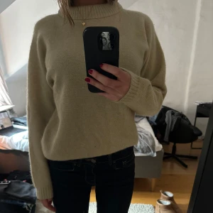 Gul stickad tröja - Säljer denna gula stickade tröja som inte kommer till användning längre 💛