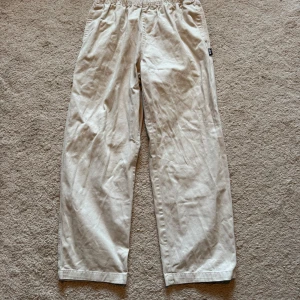 STUSSY Parachute Byxor   - Vita oversized stussy parachute byxor, aldrig använda. Köpt på Herr Judit på Hornsgatan. Äkta, storlek M.