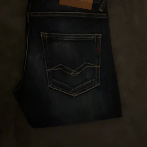 Mörkblå jeansbyxor från Replay - Tja, säljer mina replay jeans i färg blått aldrig använda, lappen är inte kvar, men är iallafall i nytt skick. Säljer för att jeansen är lite för stora på mig. w:30 L:32 pris diskuteras 