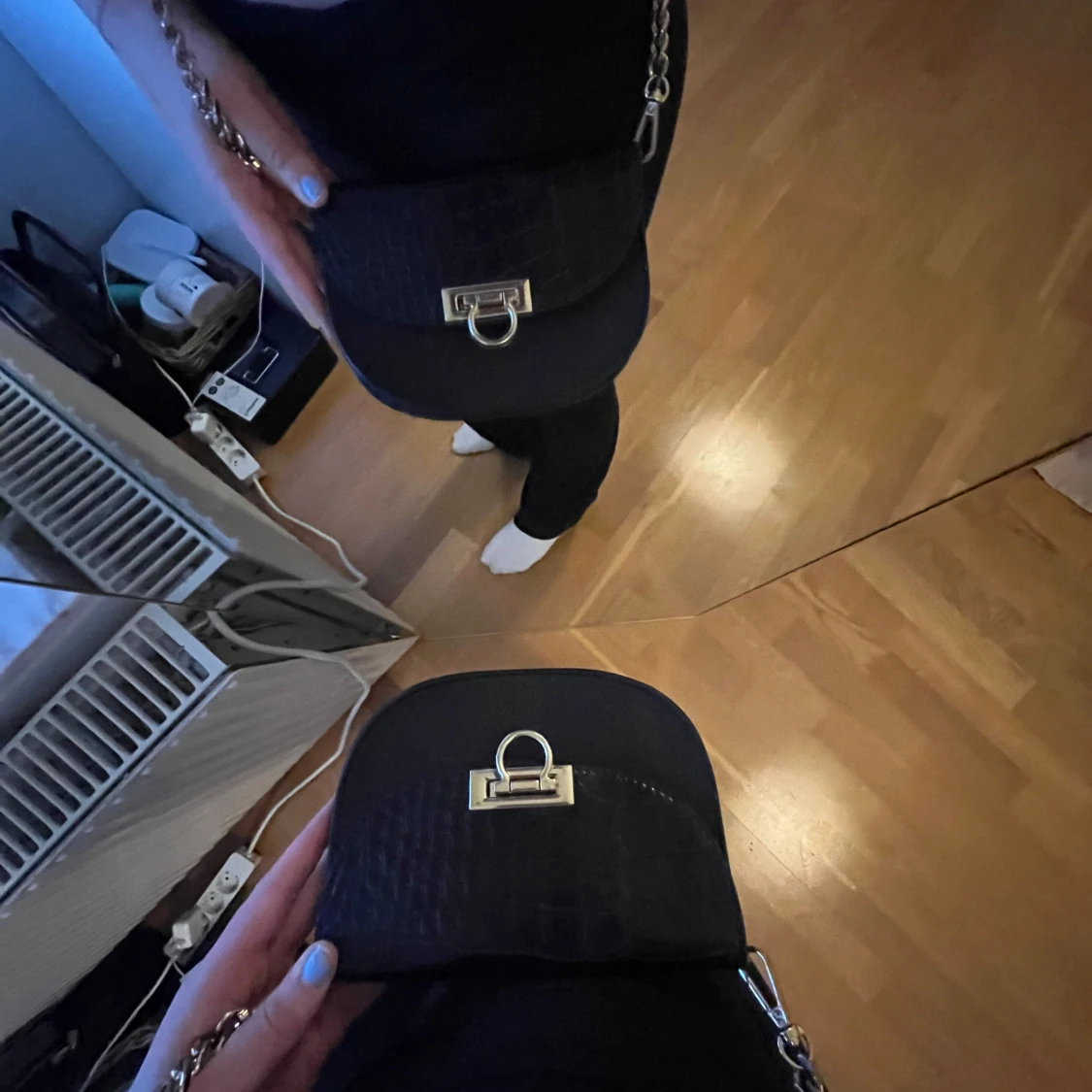 Svart axelväska med kedja och guldlås - 1