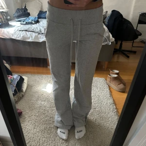 Grå mjukisbyxor med dragsko - Säljer ett par grå mjukisbyxor som inte kommer till användning längre 💛