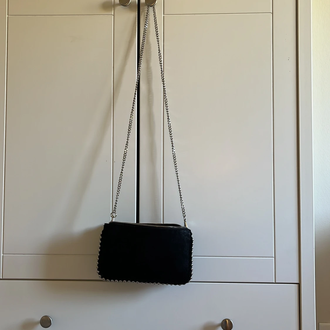 Svart axelväska med kedja från Zara - 2
