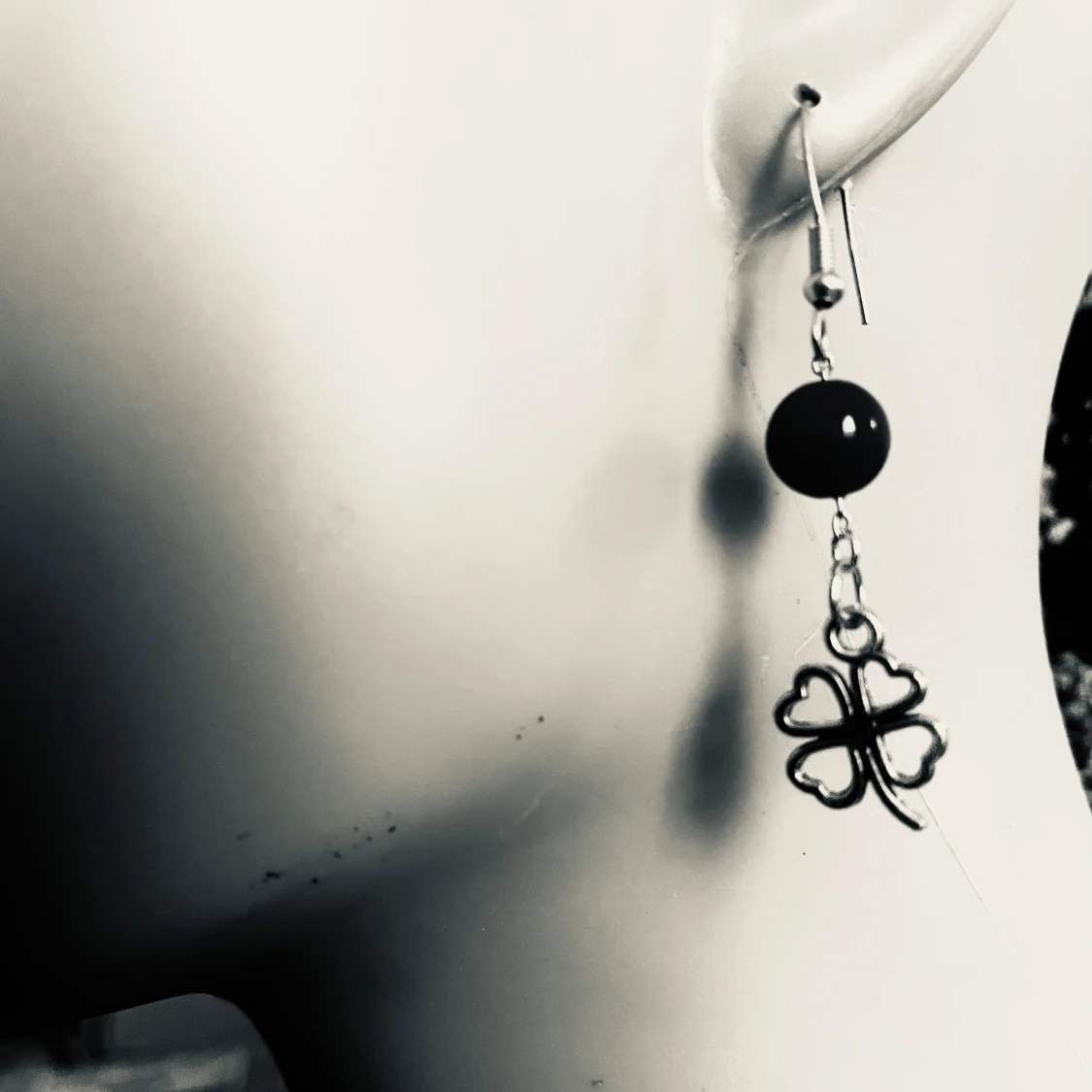 By prisförslag- 1 st örhänge guld klöver röd pärla  - 1