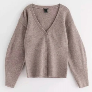 Beige kofta med v-ringning Lindex - Populär stickad Lindex kofta i färgen beige! Lite nopprig men inget som märks av tydligt, därav priset 💓