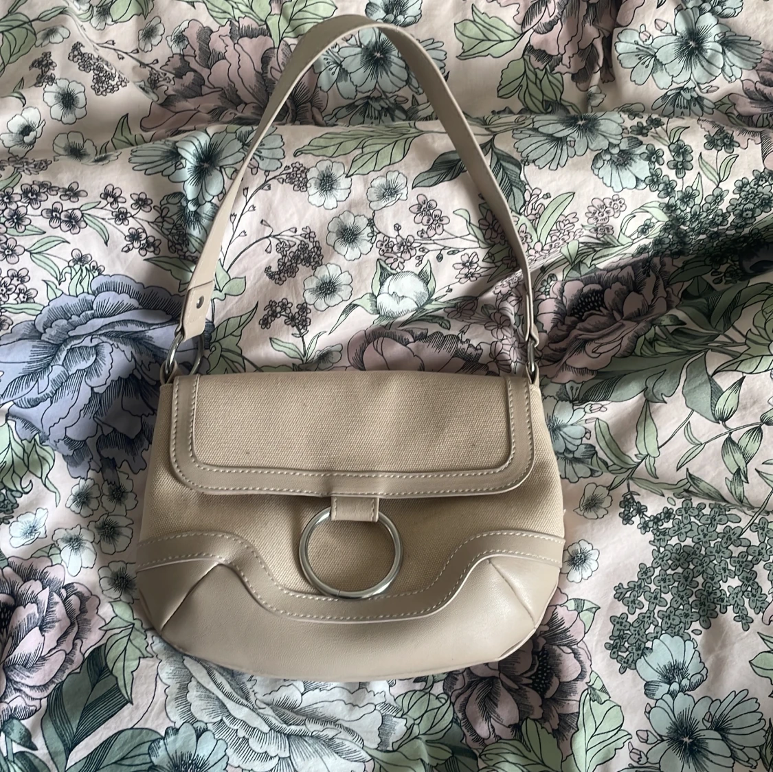 Beige axelväska med silverring
