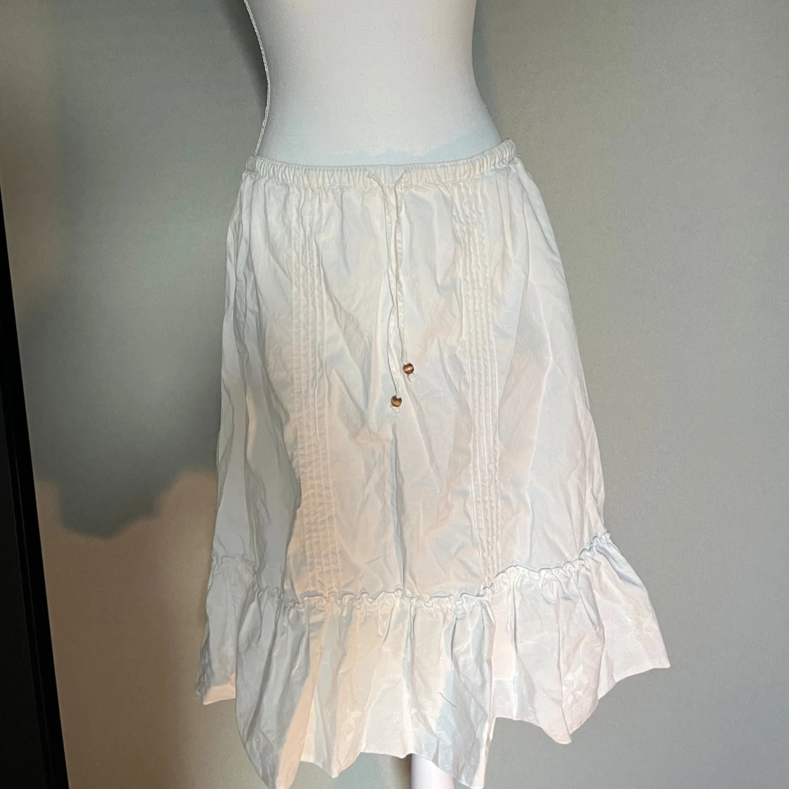 Vit volangkjol med knytband - 1