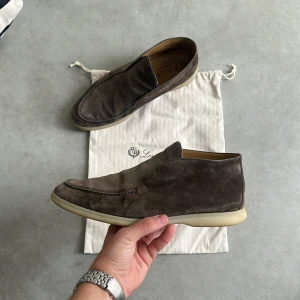Bruna mocka loafers från Loro Piana - Säljer ett par bruna loafers från Loro Piana open walk i mjuk mocka med rund tå och platt sula. Skorna har en stilren design utan snörning och är perfekta för en avslappnad men snygg look. Dustbag tillkommer! Skriv vid frågor eller fler bilder! 