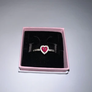 Pandora ring  - Jag säljer den här nya ringen. Den är knappt använd så den är väldigt ren och glänser som ny. Pris går att diskuteras, men lägst pros ligger mellan 460-500kr 