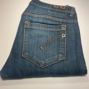 Dondup George - Säljer ett par klassiska blå jeansbyxor från Dondup i passform skinny och modell George vilket är de populäraste kombinationen. Ingen skada över huvudtaget och är i perfekt form!