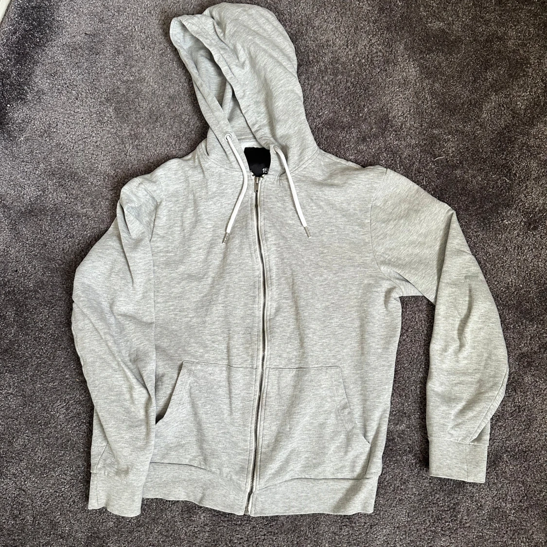 Ljusgrå hoodie med dragkedja