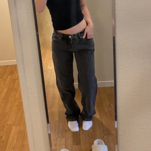 Svarta wide leg jeans från GinaTricot - Säljer ett par svarta wide leg jeans från GinaTricot. Jeansen har låg midja, raka och vida ben samt klassiska fickor både fram och bak. Jag är 160cm lång.