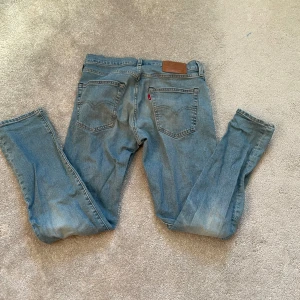 Levi's 512 blå jeans W31 L32 - Säljer ett par klassiska blå Levi's 512 jeans i storlek W31 L32. Jeansen har rak passform, fem fickor och den ikoniska läderpatchen bak i midjan. De är i riktigt bra skick, utan några skador eller fläckar.                                                  ✅ Snygg ljusblå tvätt ✅ Kvalitativt Levi’s-denim ✅ Bekväm passform