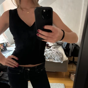 Svart v-ringad linnetopp - Säljer en svart v-ringad topp som inte kommer till användning längre 💛