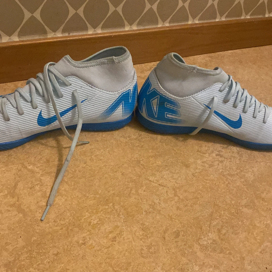 Vita och blåa Nike fotbollsskor - 3