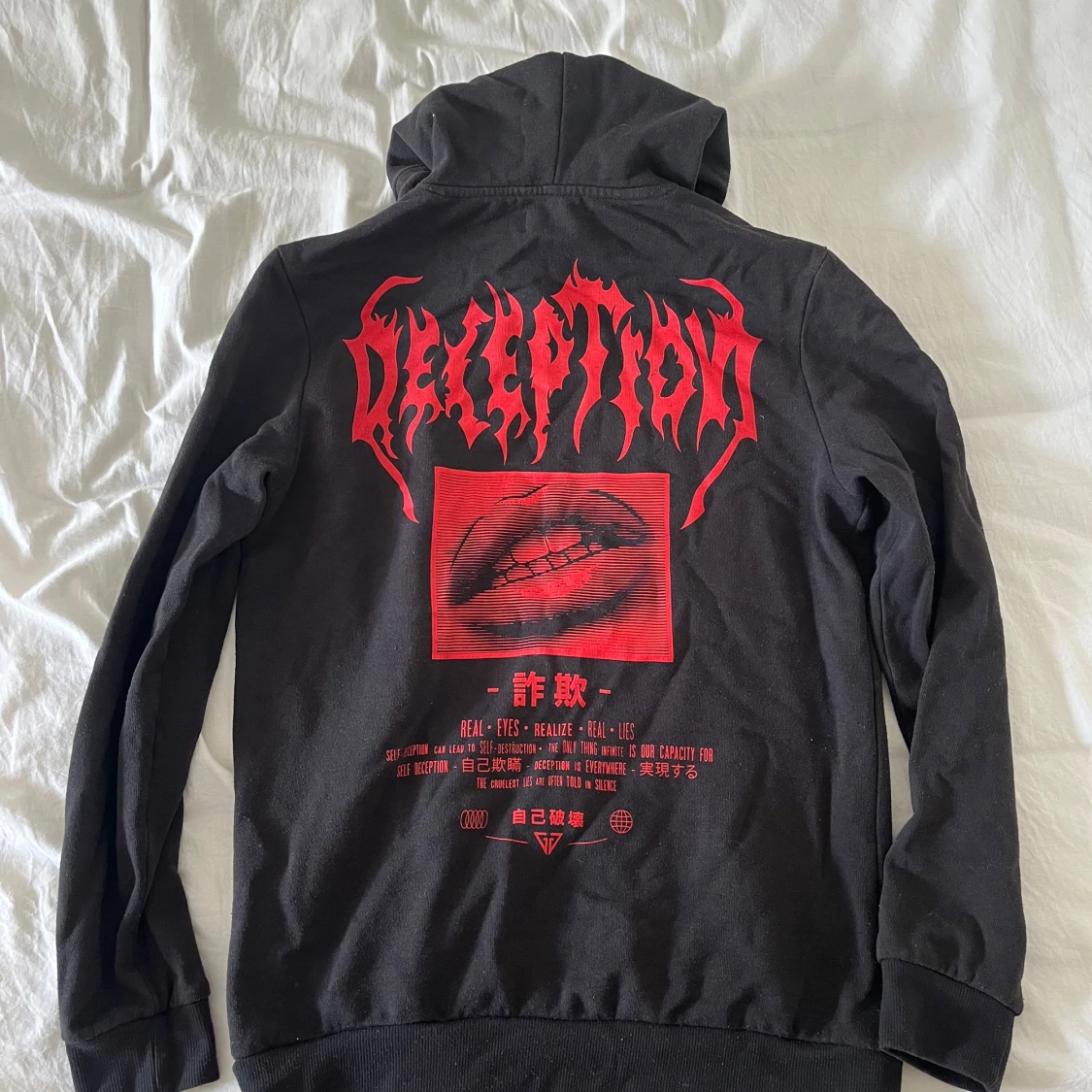 Svart hoodie med röd Deception-tryck