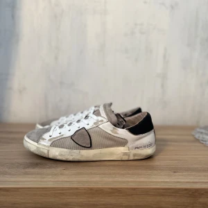 Beige och vita sneakers från Philippe Model - Philippe Model tygskor i bra skick! Perfekta nu inför våren och sommaren för att uppnå en stilren look🫡😎Våga kontakta oss vid frågor!