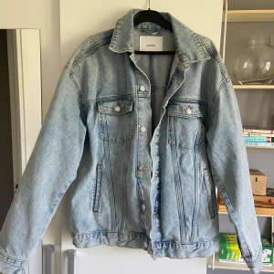 Ljusblå jeansjacka  - Supersnygg jeansjacka från junkyard med silvriga knappar. Den är i storlek s men har en oversized passform. Den är i fint skick och passar perfekt till våren/sommaren☀️🌸 Hör av dig om du har några frågor💕