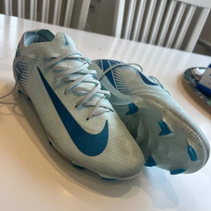 Nike fotbollsskor  - Säljer ett par Nike fotbollsskor, köpt för ca 2 månader sen, använt dem 2 träningar och insåg att dem är för stora 